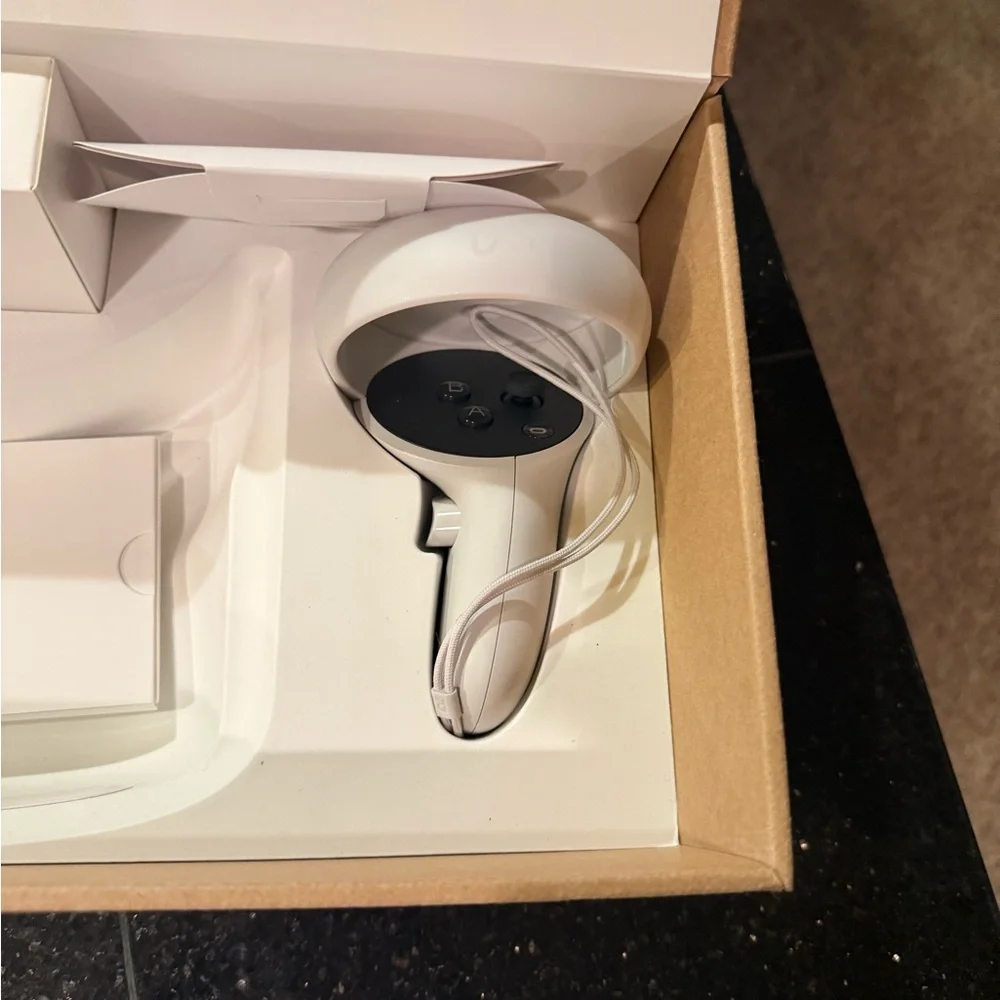 Oculus White VR Headset with Controllers
